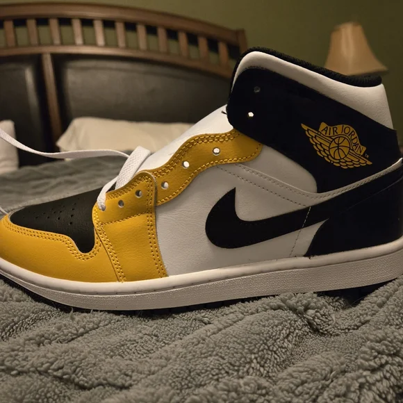 Nike Jordan AJ 1 Mid Men's Yellow Ochre/Black/White Size 8.5 - Picture 4 of 6